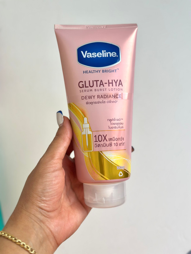 لوسیون بدن روشن کننده وازلین گلوتاهایا صورتی (Dewy Radiance) – آبرسان و شفافکننده پوست۳۰۰ میل
