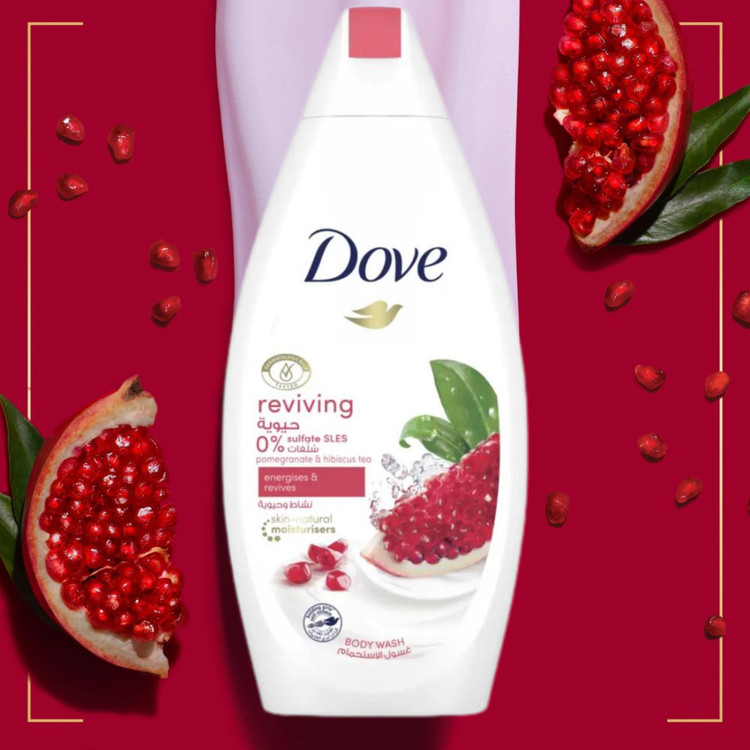 شامپو بدن انار داو یکی از محصولات محبوب برند Dove است که با ترکیب رایحه میوهای و فرمولاسیون مرطوبکننده، برای شستوشوی روزانه بدن طراحی شده است. این محصول علاوه بر پاککنندگی ملایم، به حفظ نرمی و رطوبت طبیعی پوست کمک میکند و بعد از حمام، حس لطافت و تمیزی