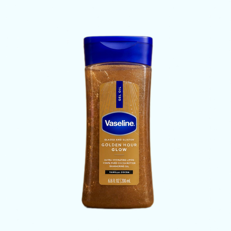 ژل اویل شیمر واسلین Golden Hour Glow ژل اویل براقکننده بدن با افکت درخشش طلایی طبیعی Vaseline Golden Hour Glow یک ژل اویل آبرسان و براقکننده بدن است که علاوه بر حفظ رطوبت پوست، با ذرات بسیار ریز طلایی (Micro Shimmer Pigments) جلوهای درخشان، گرم و لوکس