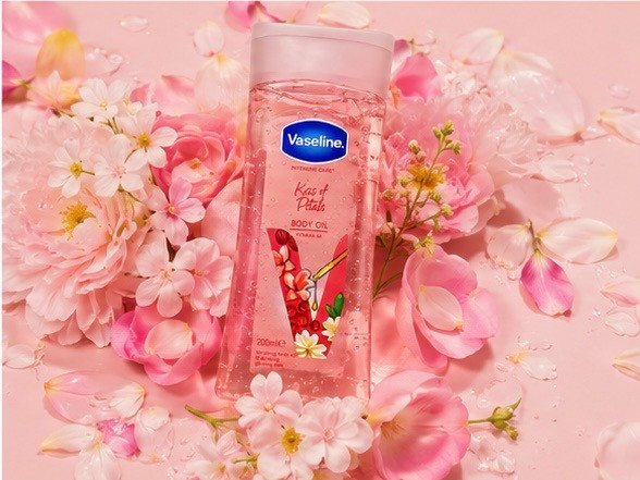 بادی اویل وازلین Kiss of Petals (گلبرگهای لطیف) حجم ۲۰۰ میل