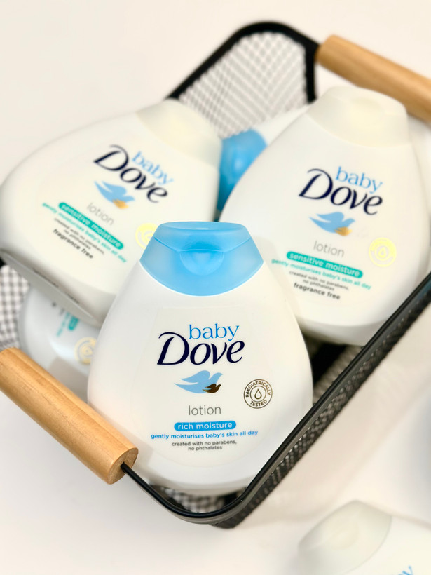 ل لوسیون Baby Dove Rich Moisture با فرمولی غنی و ملایم، برای حفظ رطوبت پوستهای خشک و حساس طراحی شده است. این محصول در ابتدا برای پوست لطیف نوزادان و کودکان تولید شده، اما به دلیل فرمول بسیار ملایم و مرطوبکننده، انتخاب فوقالعادهای برای بزرگسالانی است ک