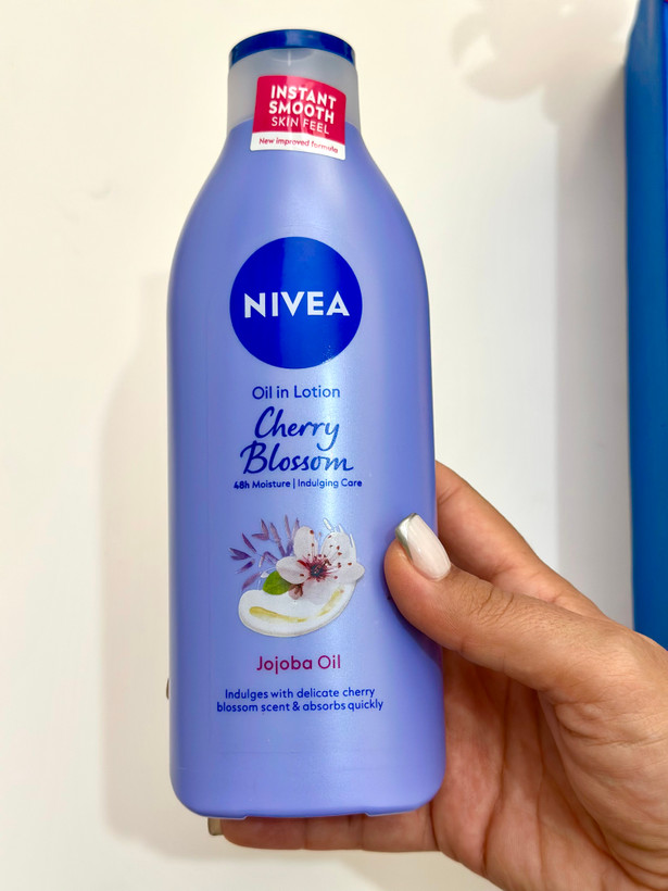 لوسیون بدن نیوا (Nivea) مدل Oil in Lotion رایحه شکوفه گیلاس و روغن جوجوبا | 400 میل اروپایی