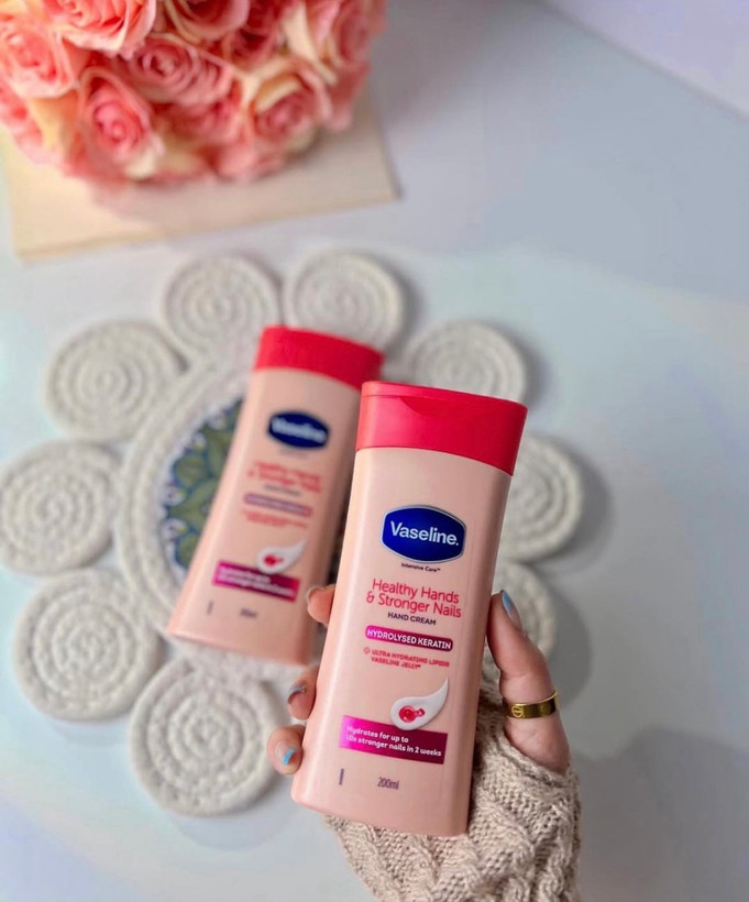 کرم دست و ناخن وازلین Healthy Hands & Stronger Nails – حجم ۲۰۰ میلیلیتر