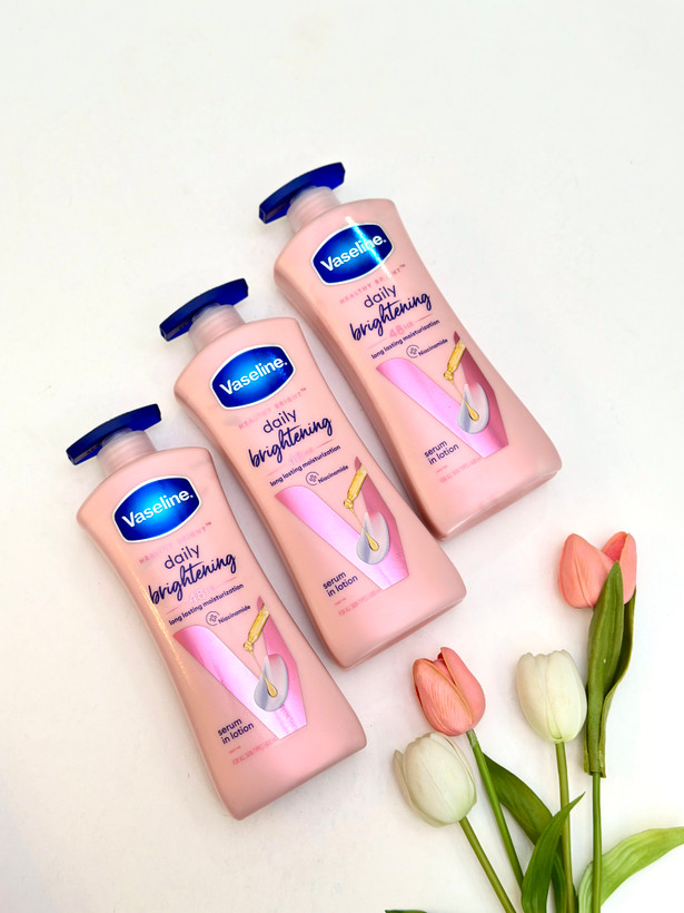 سرم لوسیون بدن وازلین صورتی Daily Brightening حجم ۶۰۰ میلیلیتر پمپی