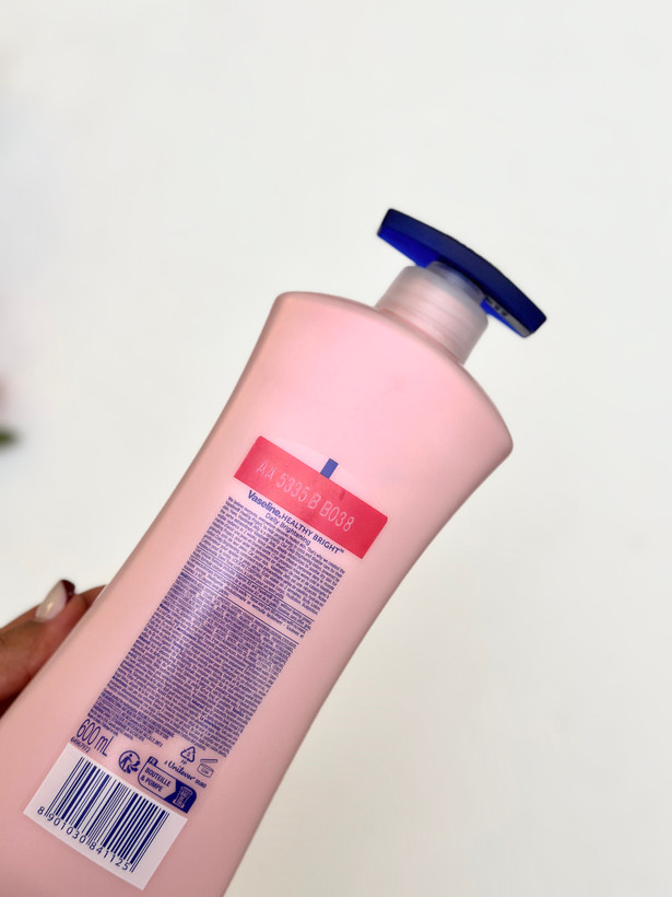 سرم لوسیون بدن وازلین صورتی Daily Brightening حجم ۶۰۰ میلیلیتر پمپی