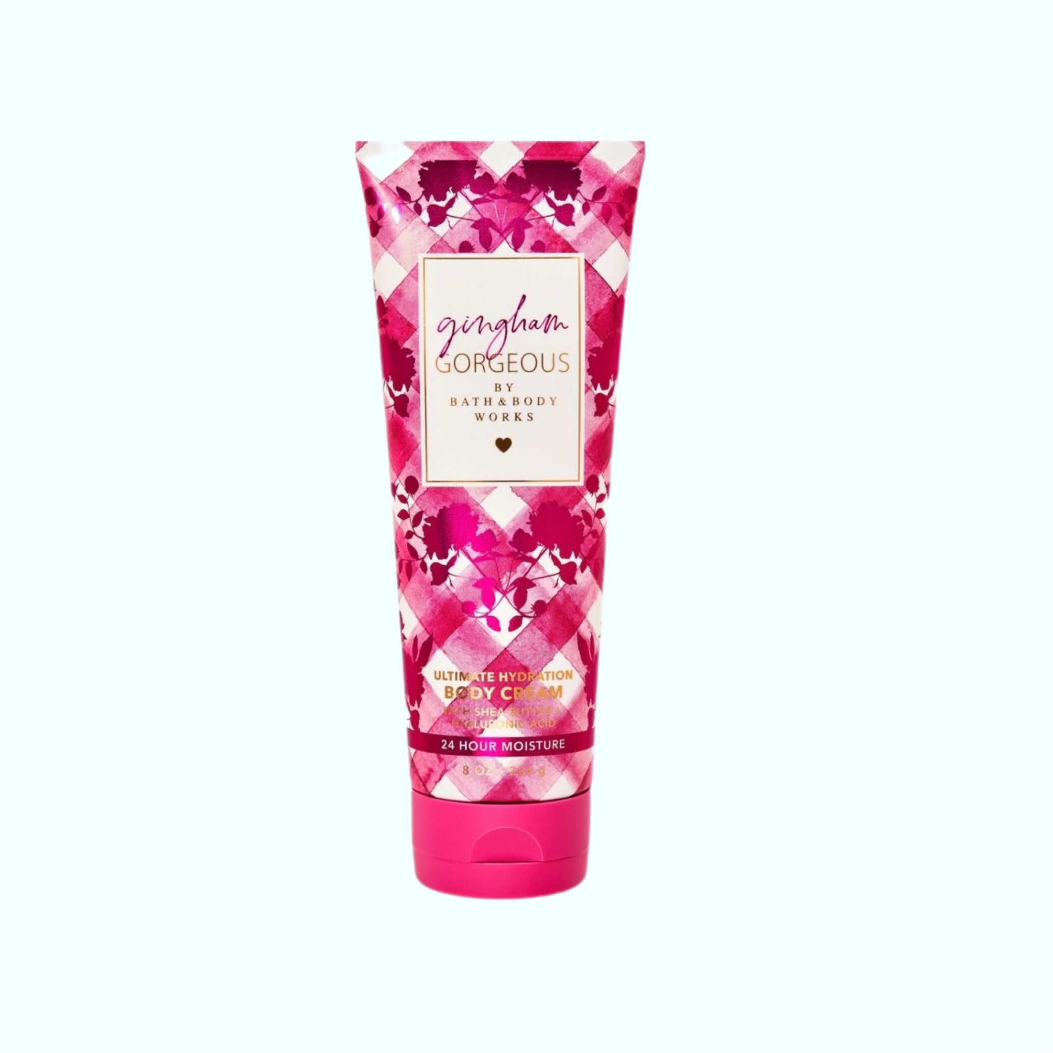 کرم بدن بث اند بادی ورکس Gingham Gorgeous با رایحه توت‌فرنگی صورتی، شهد هلو و گل صدتومانی؛ مناسب نرم کردن پوست و خوشبو کردن بدن.