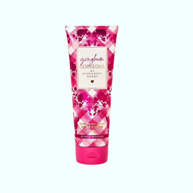 کرم بدن بث اند بادی ورکس Gingham Gorgeous با رایحه توتفرنگی صورتی، شهد هلو و گل صدتومانی؛ مناسب نرم کردن پوست و خوشبو کردن بدن.